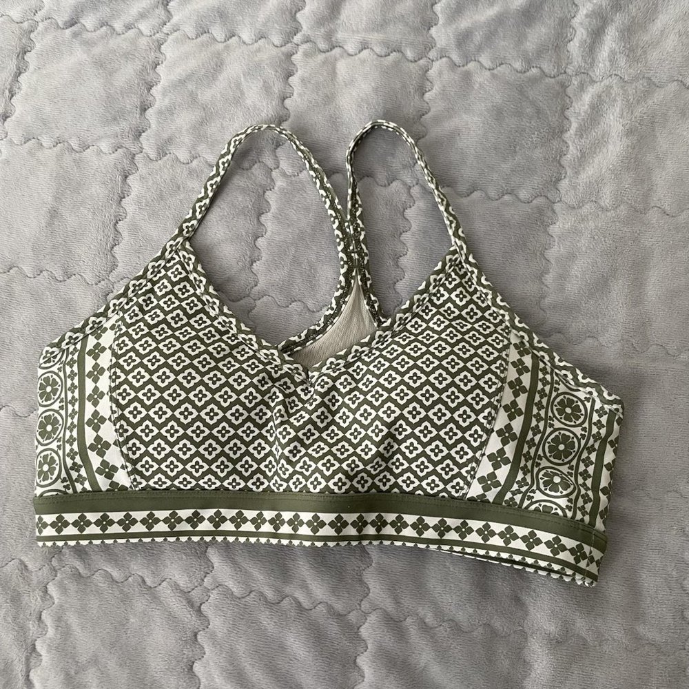 Sarah's Day White Jasmine Medium Sports Bra and Leggings Set